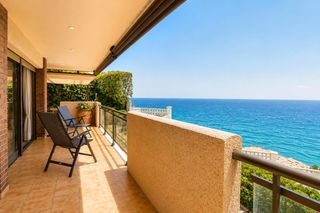 Flat  Calle cala de la font. Exclusivo piso en primera línea de mar con terraza y vistas espe