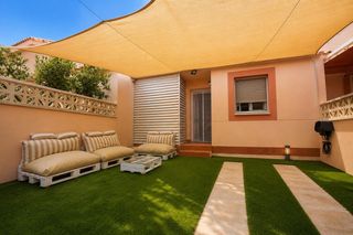 Maison  Calle veneçuela de. Casa con piscina comunitaria, solárium y placas solares en miami