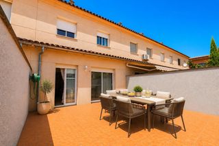 Casa adosada  Calle josep m folch i torres. Fantástico chalet adosado de 5 habitaciones con buhardilla, terr