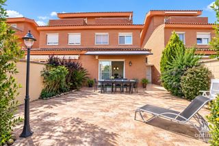 Casa a schiera  Calle velers dels. Pareado reformado con 5 habitaciones, terrazas y garaje en reus
