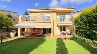 Chalet  Carrer joaquim mir. Gran casa seminueva individual centro vilafortuny