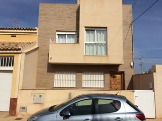 Dúplex  Calle escorial. Duplex a 40 mt del mar menor con 3 habitaciones, 2 baños, galerí