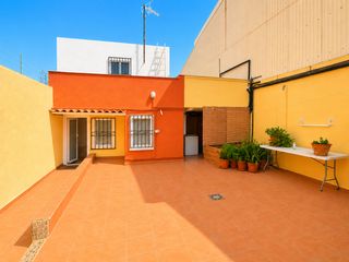 Towny house in La Collada-Sis Camins. Casa pareada con patio y terraza en la collada