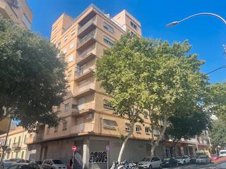 Etagenwohnung in Plaça de Toros. Piso muy grande con aparcamiento y ascensor de 4 dormitorios