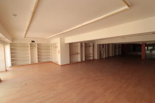 Locale commerciale in Gran Via de Colom. Local comercial de 999 m2 compuesto de sotano  planta baja  alti