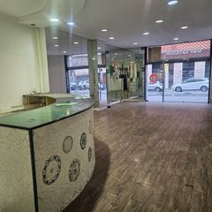 Lloguer Local Comercial a Baix Guinard�. Local comercial en alquiler de 137 m� a pie de calle