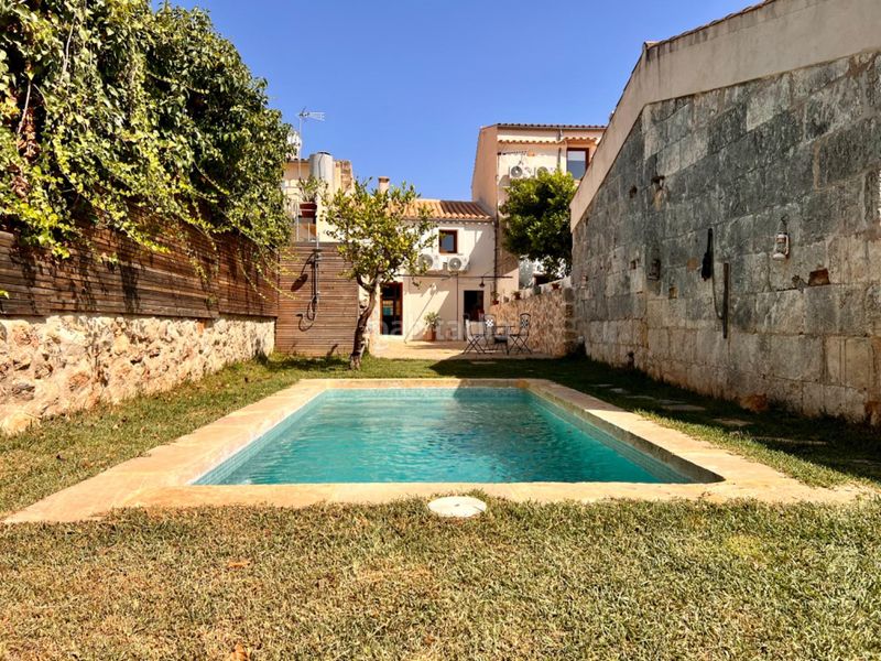 Foto ee2a885b-8f94-46ca-ab6f-73621575bc6a. Casa amb piscina a Campanet