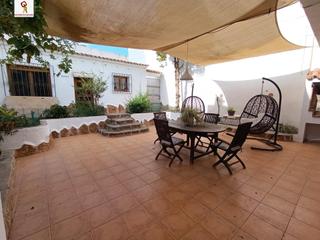 Casa en Benissa Pueblo. Impresionante casa con jardin y terreno y casa de invitados en b