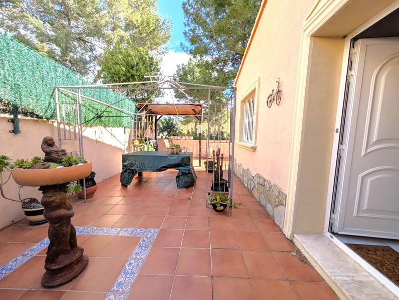 Foto 8c2f2da5-5fe2-4964-a6b6-9ab332403ae0. Casa amb piscina a Alcalalí