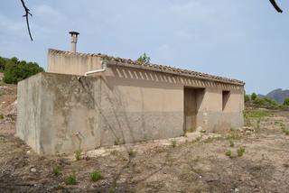 Terreny residencial a Guadalest. Finca de 4 ha con caseta y vistas al mar