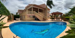 Casa a Pueblo-Ubanizaciones. Villa en venta en alfaz del pi