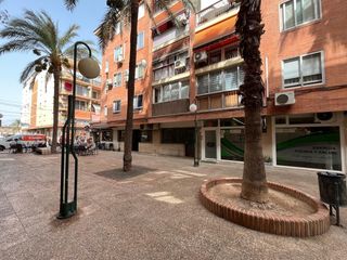 Local Comercial en Pueblo-Ubanizaciones. Local comercial calle peatonal alfaz del pi