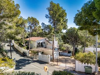 House in Altea la Vella. Villa en venta en altea vistas únicas al mar alhama springs ubic