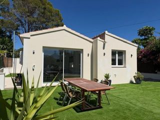 Rent House in Altea la Vella. Chalet reformado de una planta en alquiler de larga temporada en