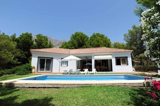 Rent House in Altea la Vella. Chalet con piscina privada, amplio jardín, espectaculares vistas