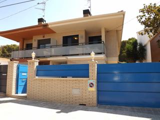 Casa aparellada a Segur de Calafell Nucli Urbà. El espacio y la luz son claros indicadores del confort.