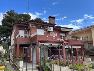 Casa adossada a Segur de Calafell Nucli Urb. Bonita casa adosada esquinera
