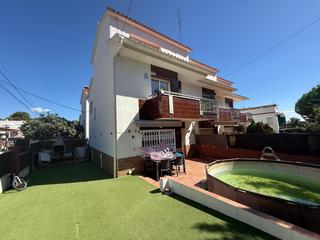 Casa adosada en Cunit Residencial. Casa adosada esquinera cerca de servicios en cunit