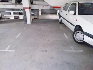 Aparcament cotxe a Centre. Junto avinguda disidre marti