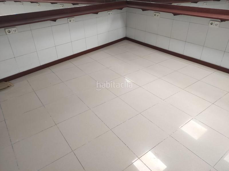 Foto 48eb557f-1fe4-4d1a-bd2f-fa57864ef6d1. Alquiler local comercial junto casal de cultura robert brillas en Esplugues de Llobregat