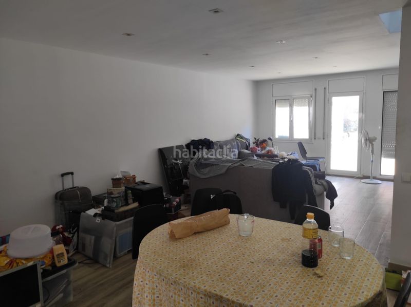 Foto 2edddad8-0d91-4043-bff0-7b6ad61da198. Casa aparellada a Almeda - El Corte Inglés Cornellà de Llobregat