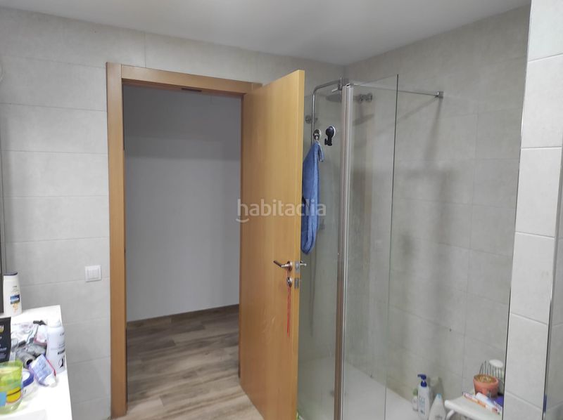 Foto ae972680-b779-4aaa-b3f2-82ba8f21cd0b. Casa aparellada a Almeda - El Corte Inglés Cornellà de Llobregat