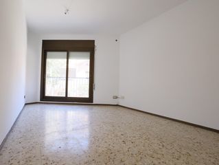 Flat in Centre. Junto correos y parada tranvia pont desplugues
