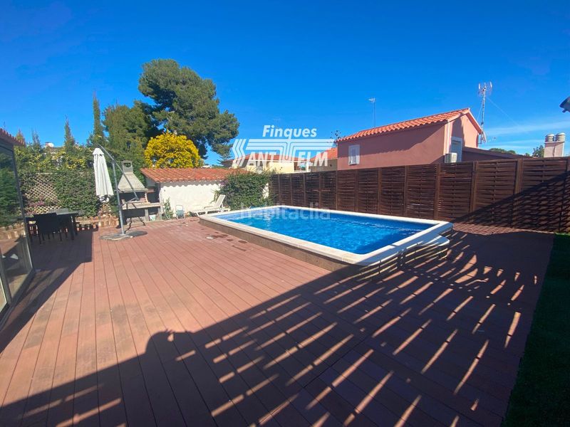 Foto 0048d823-a14e-4116-91e6-6cdd805f6b00. Xalet amb aparcament piscina a Cunit residencial Cunit