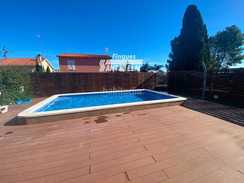 Foto 33365a1f-0f1b-445f-a7db-0c361b2577b9. Xalet amb aparcament piscina a Cunit residencial Cunit