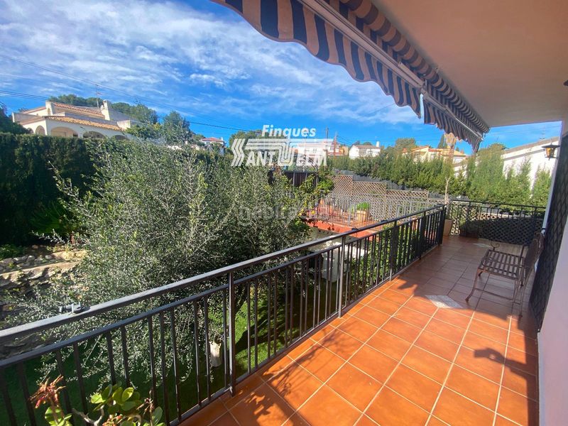 Foto a3332731-9784-441c-b133-ea9027d5bd99. Xalet amb aparcament piscina a Cunit residencial Cunit