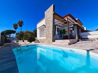 Haus  Montblanc. Espectacular casa esquinera para entrar a vivir en ubicación inm