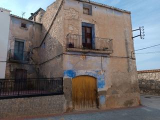 Casa a Calle la cuesta 8. Gran casa de pueblo situada sobre el río matarraña.