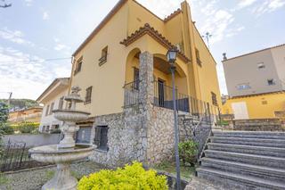 Casa  Pallars. Amplia casa semiadosada en zona residencial tranquila