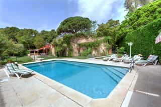 Xalet  Ullastres. Encantadora casa independiente con jardín llano, piscina y apart