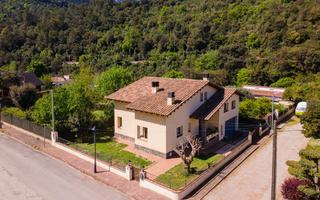 Xalet  Santa eugènia. Libertad, espacio y tranquilidad en esta casa unifamiliar!