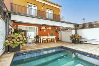 Casa  Baix llobregat. Casa adosada en perfecto estado con piscina, porche y amplio gar