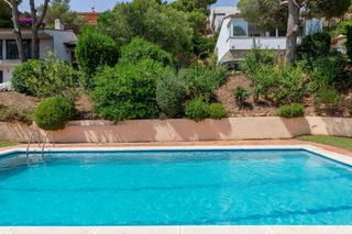 Xalet  Josep aguilera. Exclusiva vivienda con vistas panorámicas al mar en entorno resi