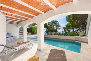 Chalet  Illa blanca. Casa unifamiliar con vista al mar y gran potencial en la milla d