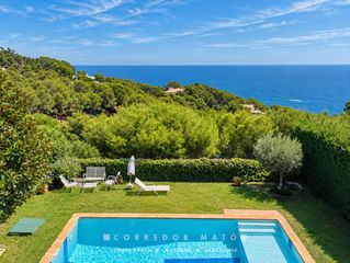 Chalet  Aneto. Elegante vivienda adosada con vistas al mar, terraza, jardín y p