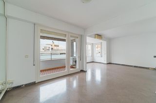 Appartement  Girona. Piso alto y céntrico con ascensor, tres habitaciones y dos terra