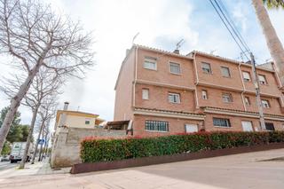 Semi detached house in Constant. Chalet esquinero adosado con jardn en constant