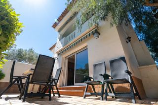 Casa adosada en Altafulla. Chalet adosado esquinero con jardín a 900m de la playa en altafu