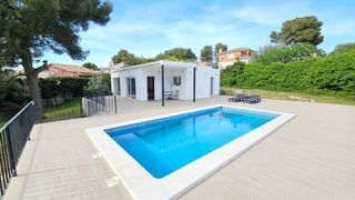 Rent Chalet in Catllar (El). Chalet en urb. la cativera en una planta con piscina privada
