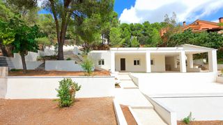 Chalet in Almoster. Chalet independiente de estilo mediterráneo, nuevo a estrenar en