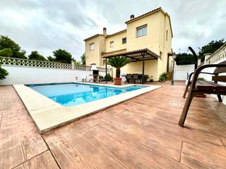 Casa aparellada a Avinguda mas sole 1029. Ref 856. casa pareada, con piscina privada, más 4 habitaciones (