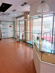 Rent Business premise  Carrer de pompeu fabra. Local esquinero con  escaparates