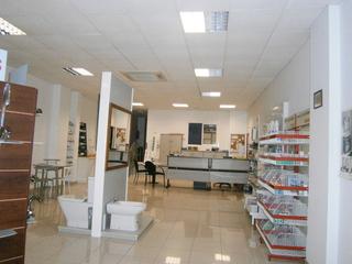 Locale commerciale in Carrer de francesc prez dol 25. Local de 150m. en zona centrica