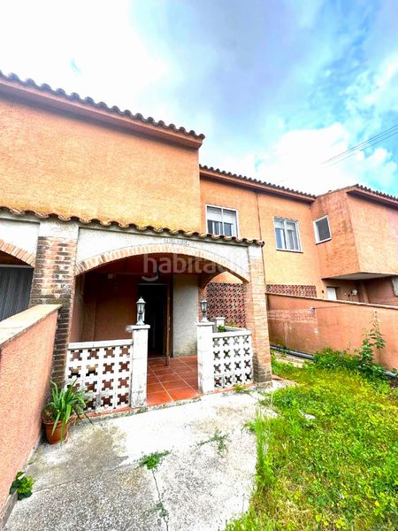 Foto b79f832b-82ca-4039-9b8c-f0ce1a71a277. Casa adossada amb xemeneia aparcament a Botarell