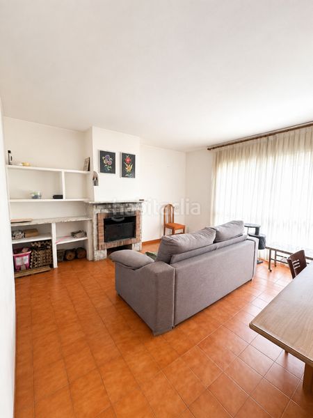 Foto f43345ba-236c-408d-bb7e-c6c2c84e5339. Casa adossada amb xemeneia aparcament a Botarell