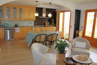 Rent Semi detached house  Del pi. Casa de pueblo con carácter auténtico en el corazón de sant pere